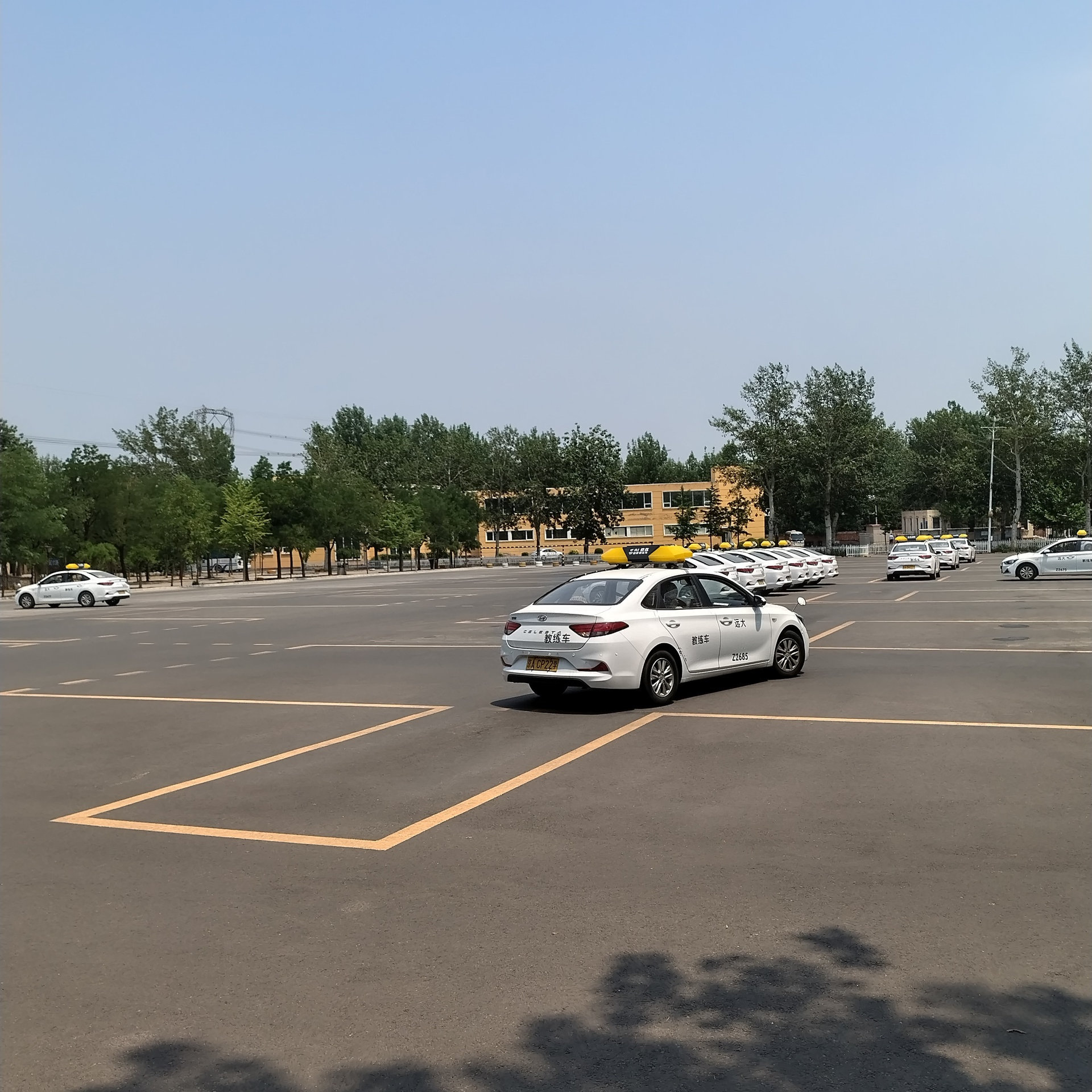 远大驾校汽车训练场景