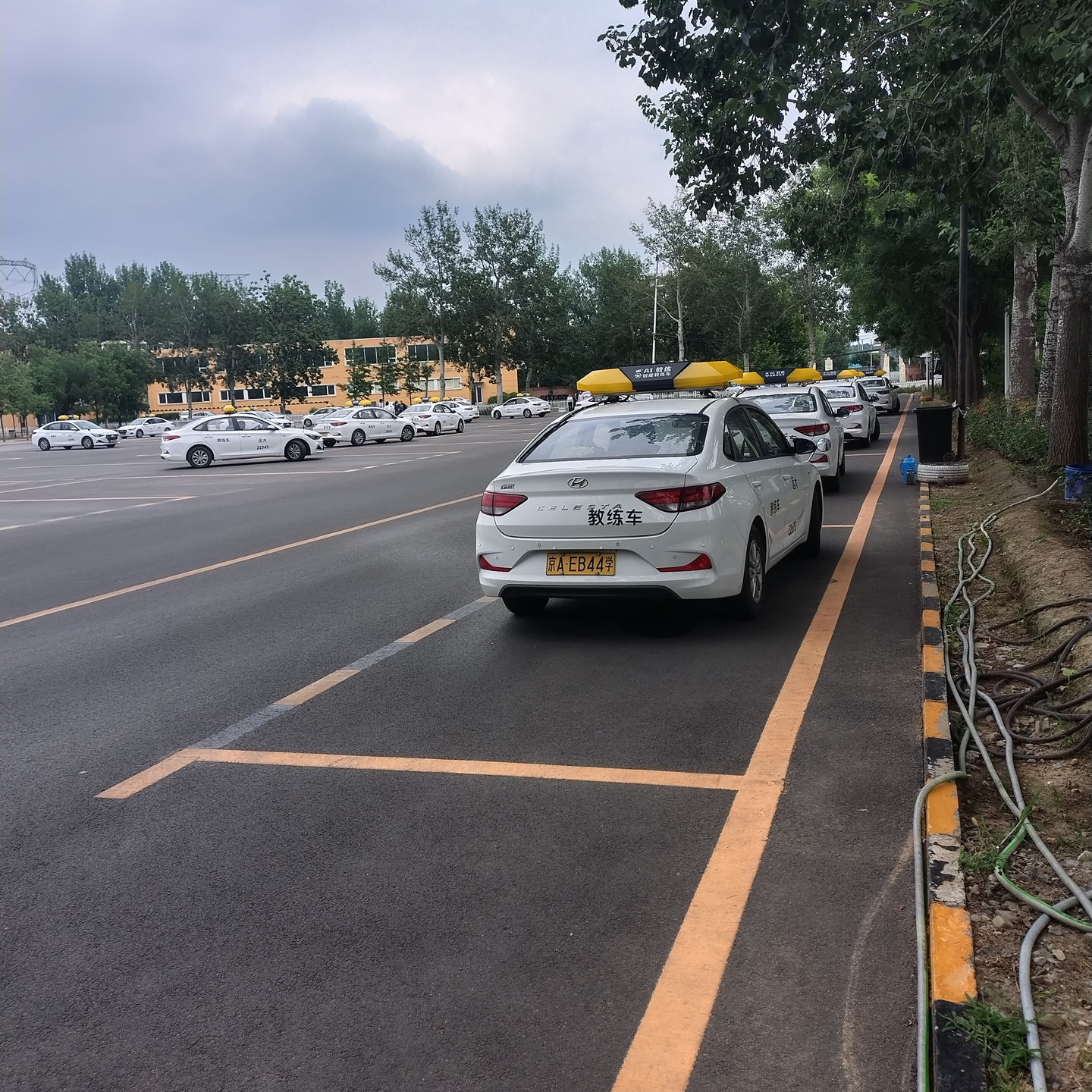 远大驾校汽车训练场景