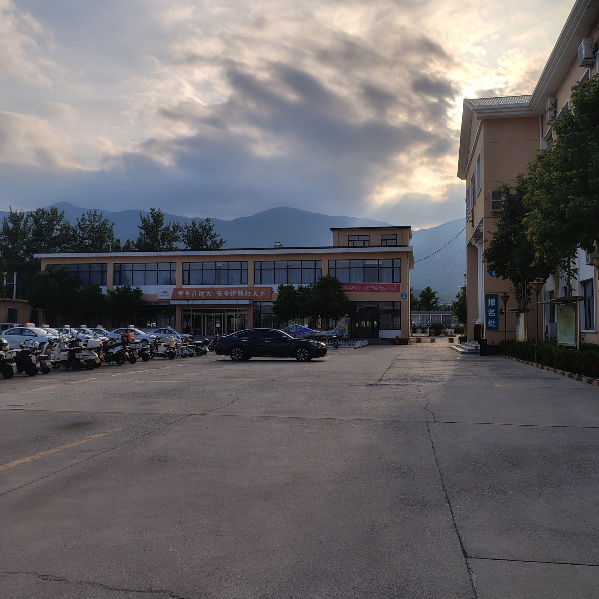 远大驾校汽车训练场景